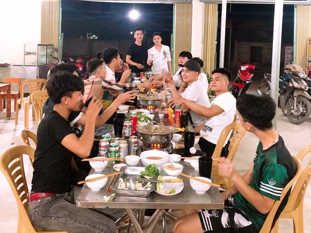 nh224-h224ng-qu225n-an-o-thanh-h243a-phai-d243ng-cua-truoc-21h_2.jpg