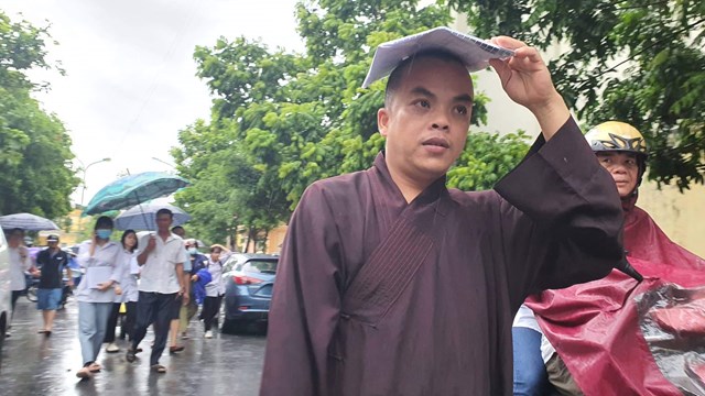 Nhà sư đội mưa đi thi tốt nghiệp
