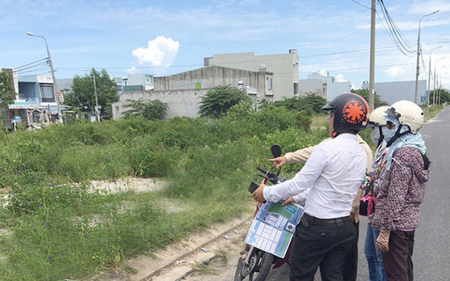 Nhà đầu tư BĐS như ngồi trên đống lửa, mạnh dạn bán ra lúc này hay gồng mình găm hàng chờ cơ hội? - Ảnh 1. Nhà đầu tư BĐS như ngồi trên đống lửa, mạnh dạn bán ra lúc này hay gồng mình găm hàng chờ cơ hội? - Ảnh 1.