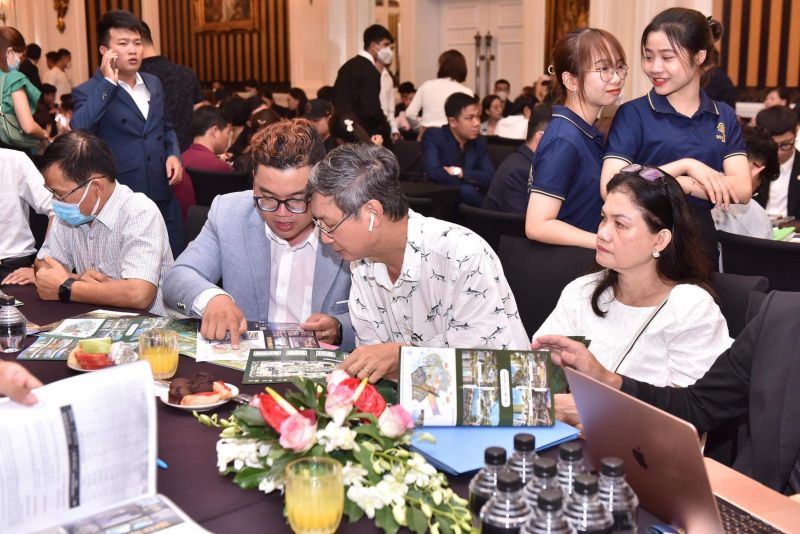 Thông tin dự án được các chuyên viên chia sẻ đầy đủ tới khách hàng tại sự kiện mở bán Thông tin dự án được các chuyên viên chia sẻ đầy đủ tới khách hàng tại sự kiện mở bán
