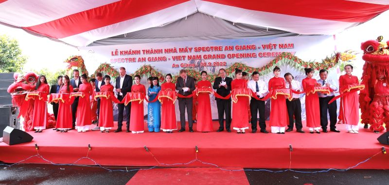 Các đại biểu cắt băng khánh thành nhà máy Các đại biểu cắt băng khánh thành nhà máy