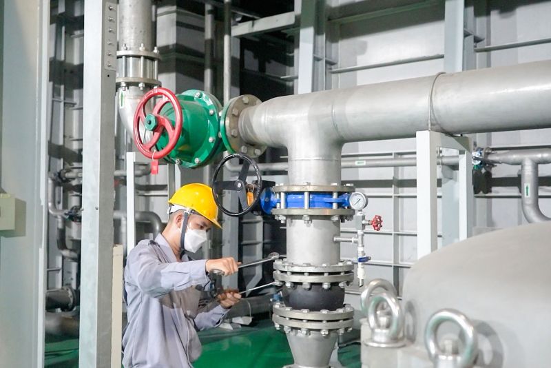 Nhân sự bảo trì máy móc dựa trên cảnh báo của hệ thống SCADA.