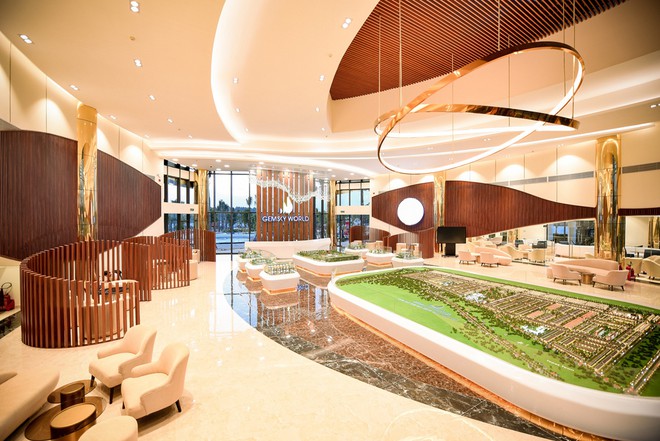  Sau khi khánh thành nhà điều hành, chủ đầu tư dự án Gem Sky World đang gấp rút hoàn tất những hạng mục khác để đảm bảo bàn giao đúng tiến độ