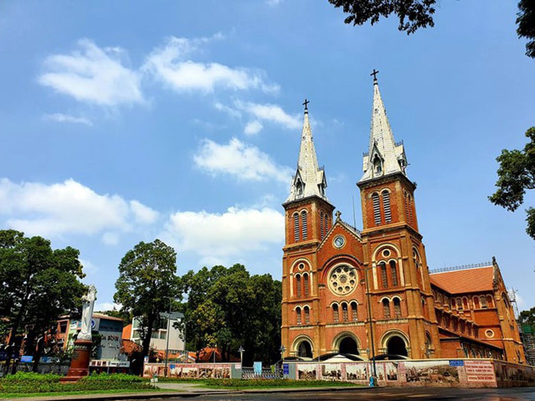 Nhà thờ Đức Bà, một trong bốn vương cung thánh đường tại Việt Nam 