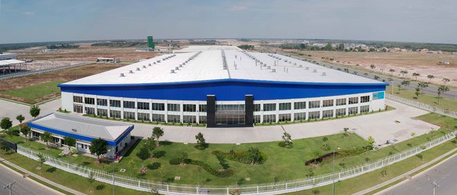 Trên nền màu trắng, nhà máy TBC Ball kết hợp với gam màu xanh đậm, tạo hiệu ứng thị giác cho công trình ngay từ xa