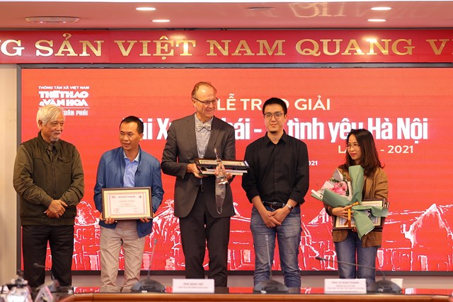 nhac-si-hong-dang-duoc-trao-giai-thuong-lon-v236-t236nh-y234u-h224-noi_2.jpg nhac-si-hong-dang-duoc-trao-giai-thuong-lon-v236-t236nh-y234u-h224-noi_2.jpg