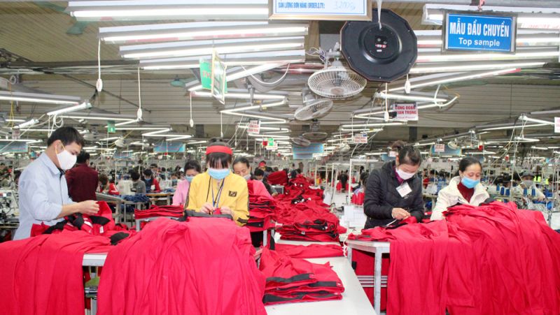Công nhân Công ty cổ phần May xuất khẩu Hà Phong hoàn thiện sản phẩm quần áo xuất khẩu.