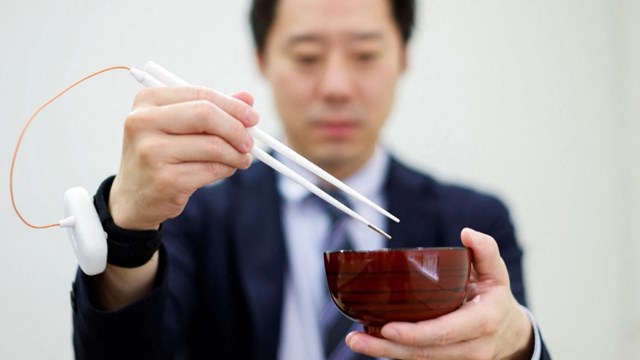 Nhật Bản phát minh ra đũa 'điện' giúp thức ăn có vị mặn