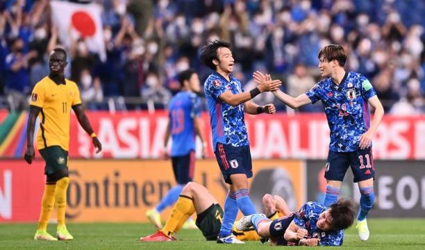 Nhật Bản thắng kịch tính Australia nhờ bàn phản lưới nhà 