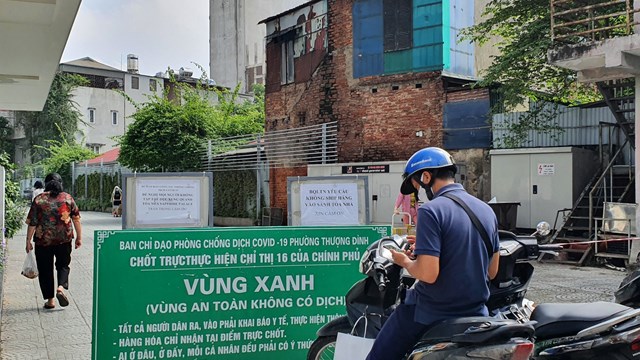 Nhiều 'lá chắn' vùng xanh vẫn hoạt động, cản trở người đi đường