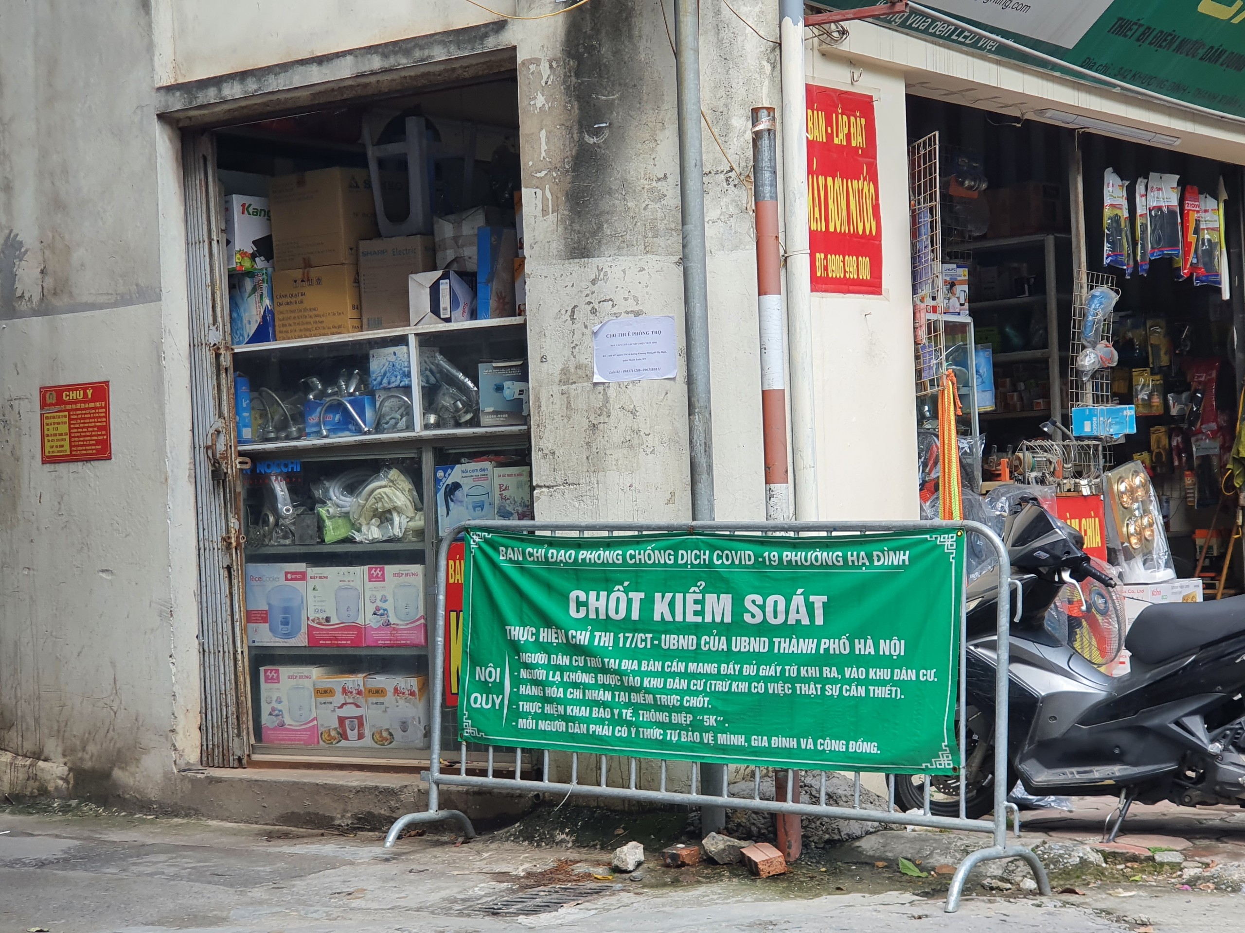 nhieu-39l225-chan39-v249ng-xanh-van-hoat-dong-can-tro-nguoi-di-duong_10.jpg