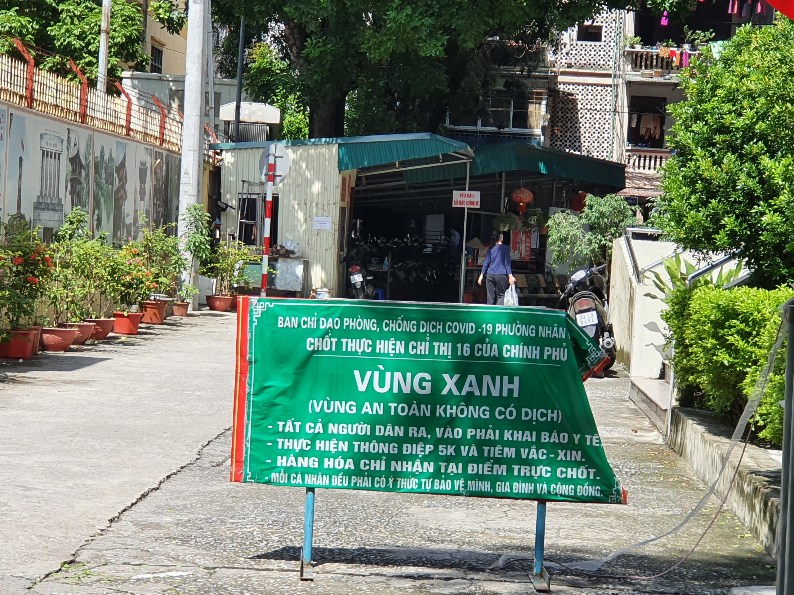 nhieu-39l225-chan39-v249ng-xanh-van-hoat-dong-can-tro-nguoi-di-duong_2.jpg
