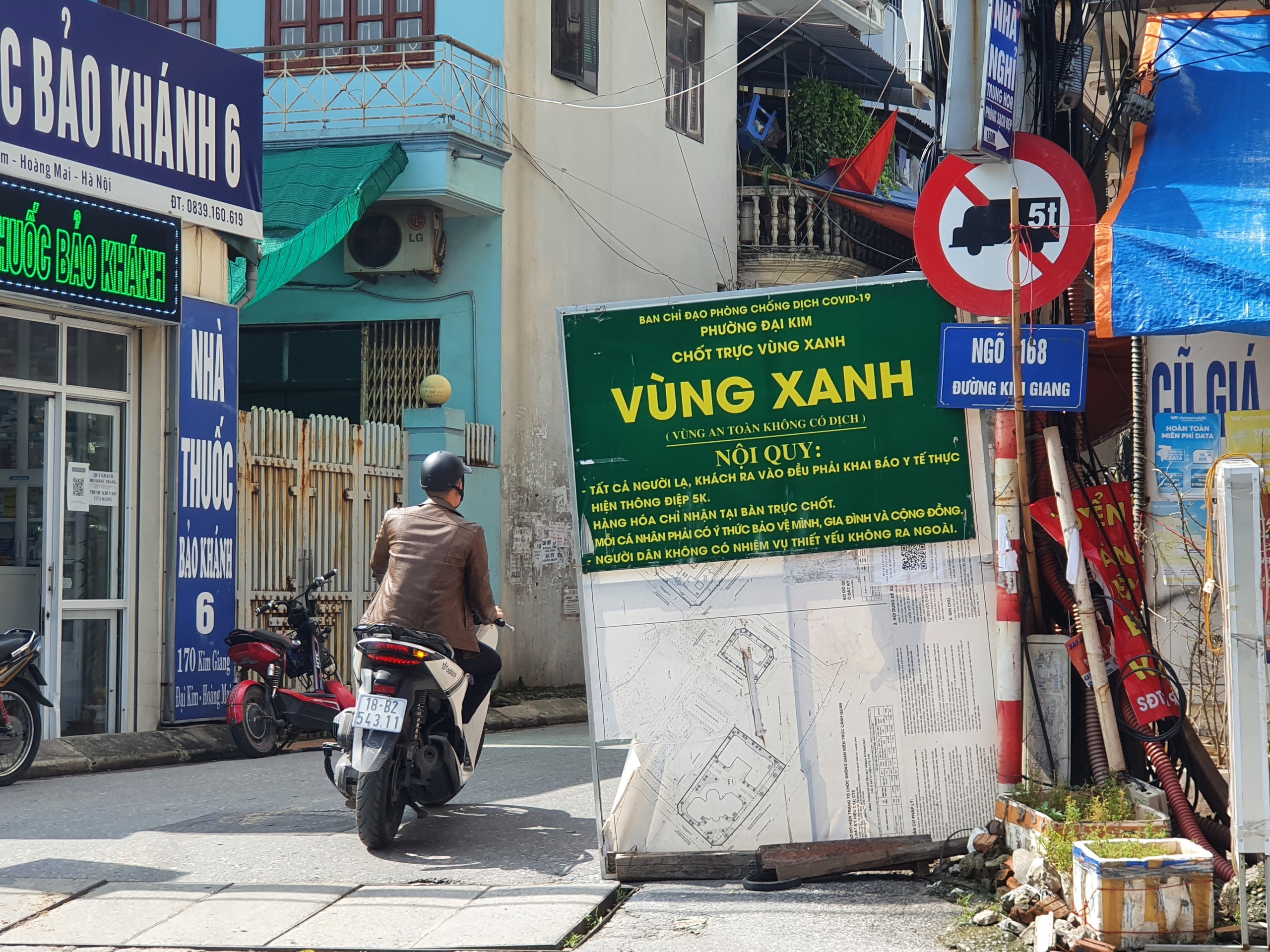 nhieu-39l225-chan39-v249ng-xanh-van-hoat-dong-can-tro-nguoi-di-duong_5.jpg