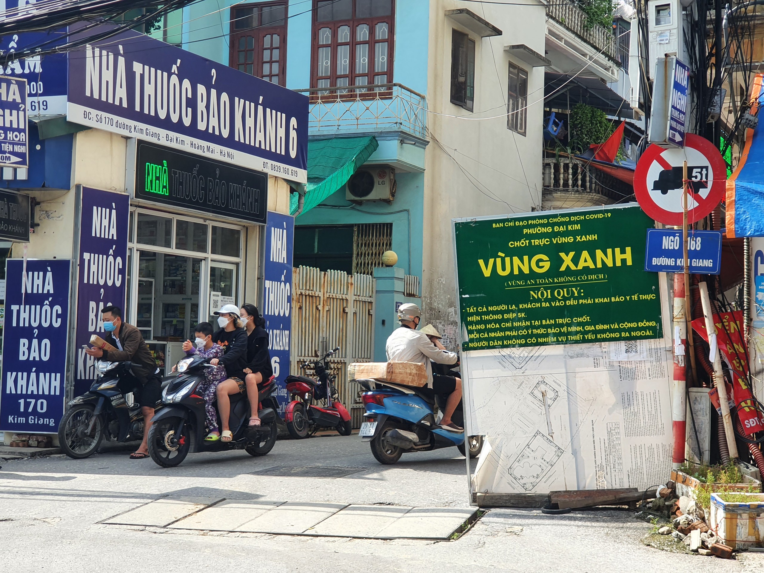 nhieu-39l225-chan39-v249ng-xanh-van-hoat-dong-can-tro-nguoi-di-duong_6.jpg