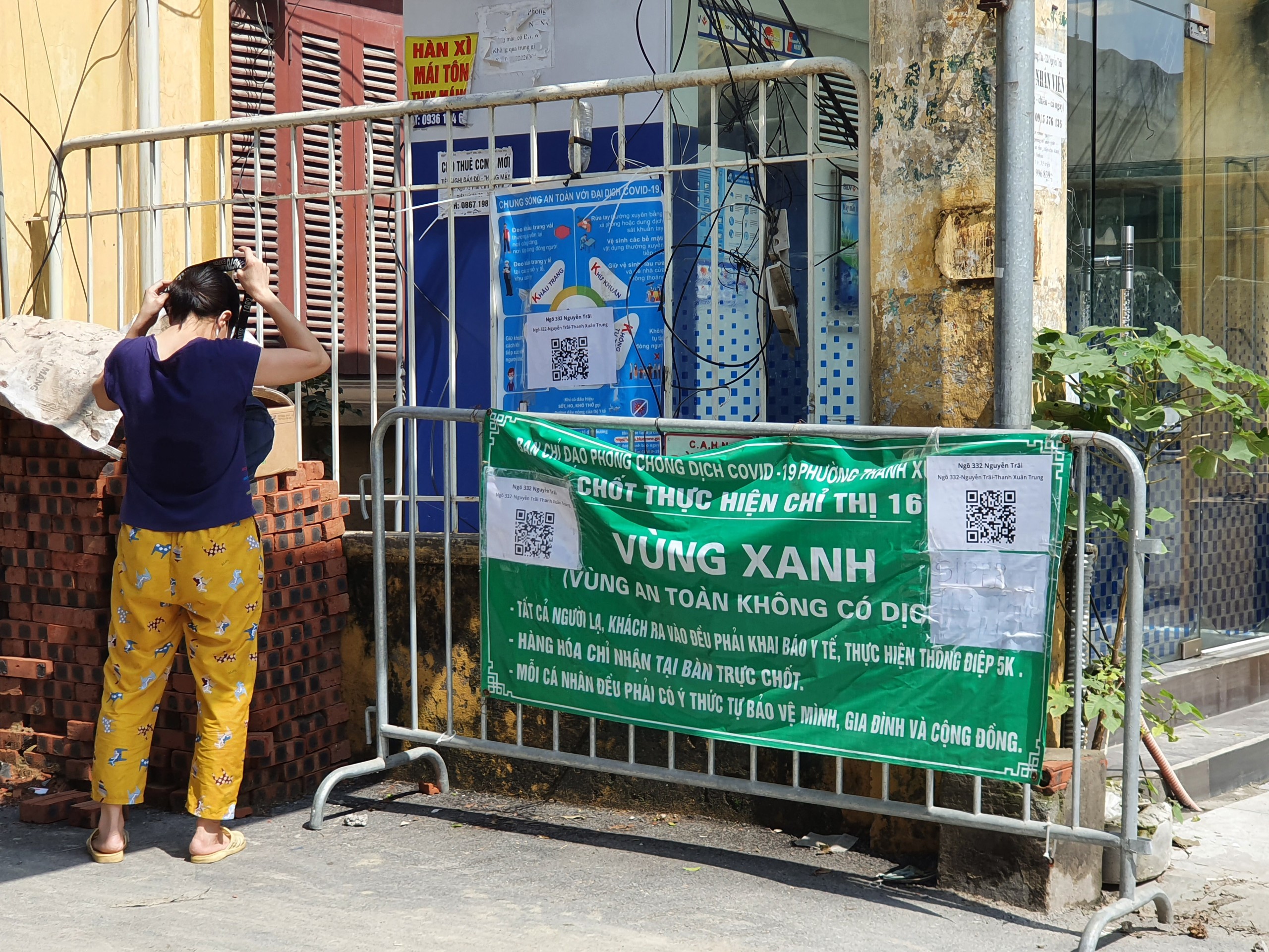 nhieu-39l225-chan39-v249ng-xanh-van-hoat-dong-can-tro-nguoi-di-duong_9.jpg
