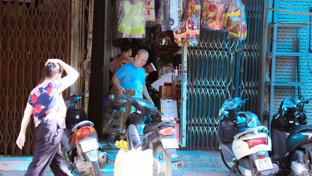 Nhiều cửa hàng trên phố Hàng Mã mở cửa trong thời gian giãn cách xã hội