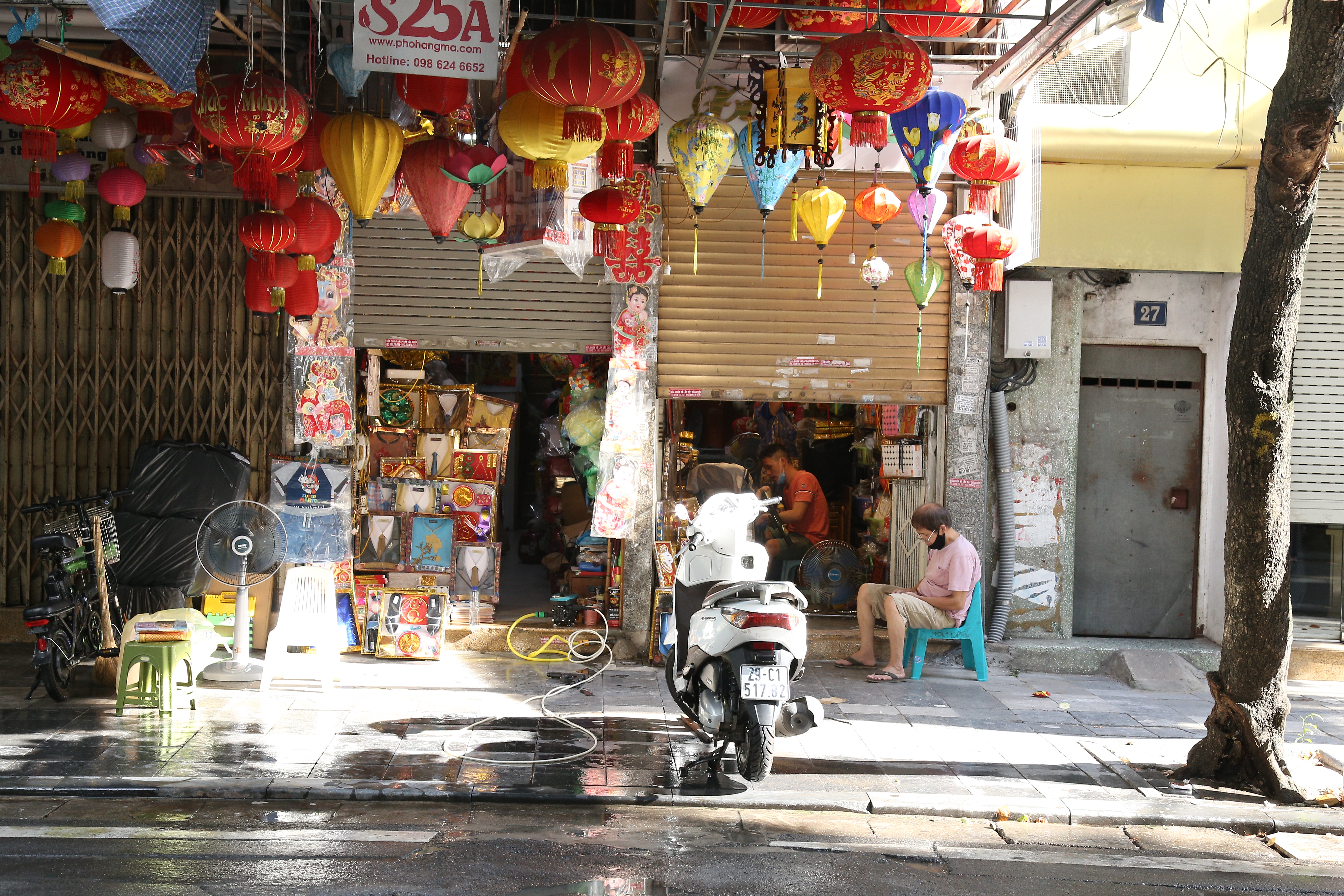 nhieu-cua-h224ng-tr234n-pho-h224ng-m227-mo-cua-trong-thoi-gian-gi227n-c225ch-x227-hoi_2.jpg