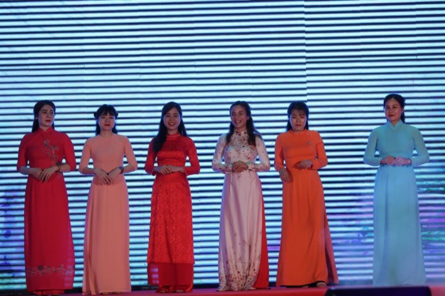 nhieu-hoat-dong-dac-sac-duoc-to-chuc-trong-ng224y-hoi-van-ho225-bsr_11.jpg nhieu-hoat-dong-dac-sac-duoc-to-chuc-trong-ng224y-hoi-van-ho225-bsr_11.jpg