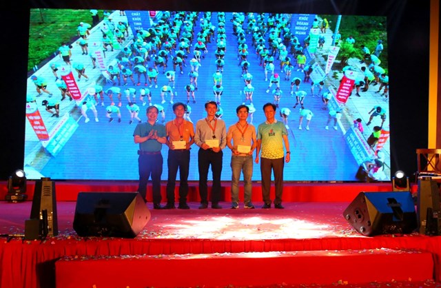 nhieu-hoat-dong-dac-sac-duoc-to-chuc-trong-ng224y-hoi-van-ho225-bsr_8.jpg nhieu-hoat-dong-dac-sac-duoc-to-chuc-trong-ng224y-hoi-van-ho225-bsr_8.jpg
