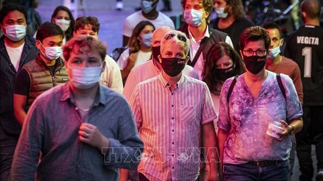Nhiều quốc gia châu Âu áp dụng biện pháp phòng chống dịch mới