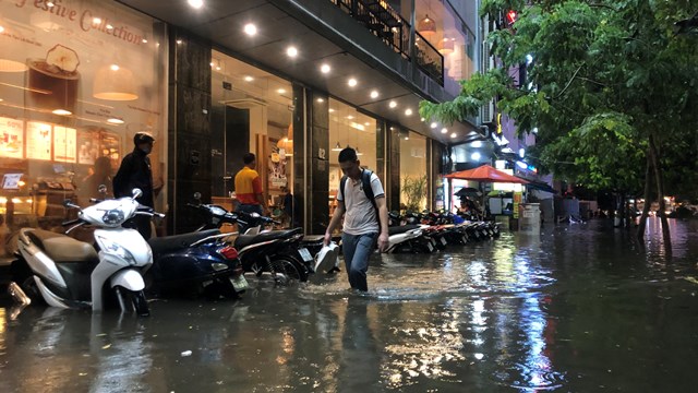 Nhiều tuyến phố Hà Nội ngập sâu sau cơn mưa lớn