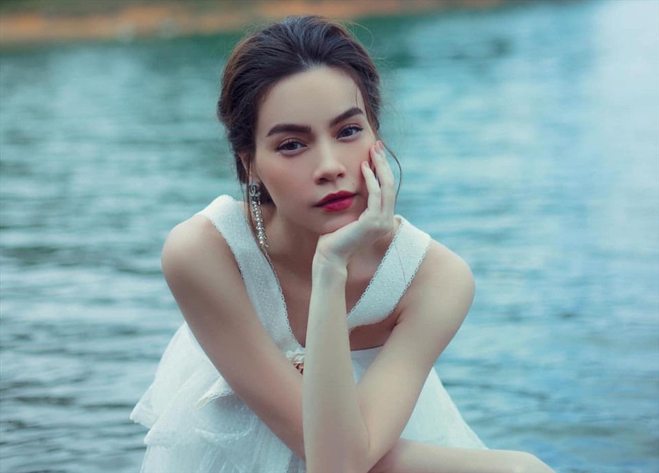Nhịp Showbiz: Hà Hồ phủ nhận tin đồn dao kéo, Mỹ Linh trải lòng mùa dịch