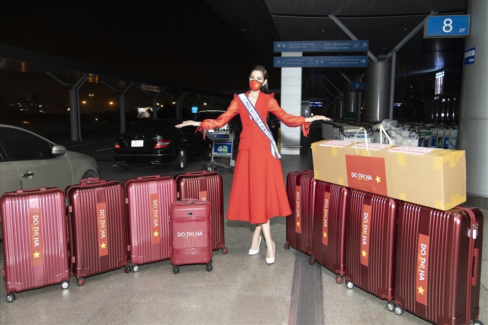 Hoa hậu Đỗ Thị Hà đem theo 10 kiện hành lý với tổng trọng lượng lên đến gần 200kg sang Puerto Rico. Ảnh: NVCC