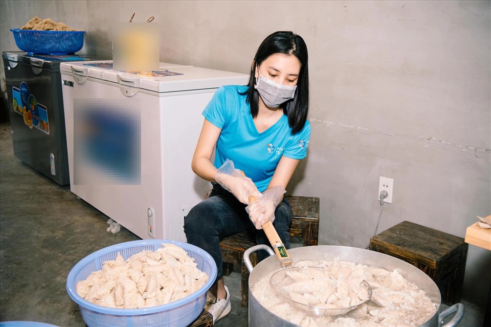 Nhịp Showbiz: Người đẹp Hoa hậu Việt Nam tích cực tham gia “Bữa ăn 0 đồng”
