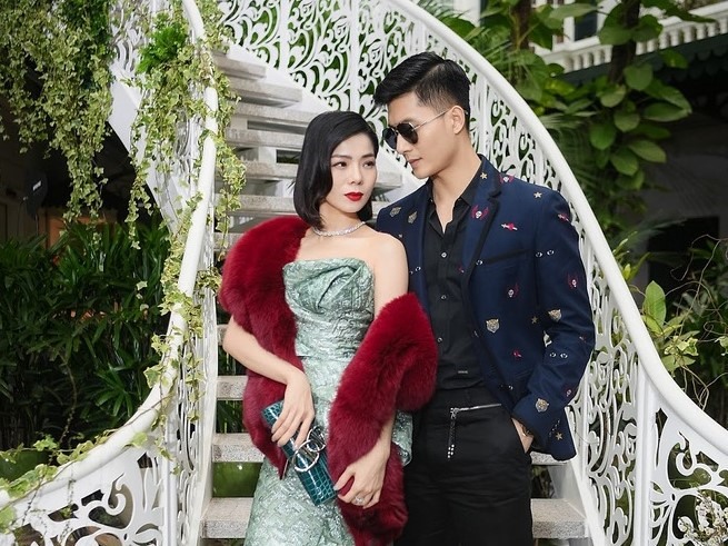 Lệ Quyên tình tứ bên tình trẻ Lâm Bảo Châu. Ảnh: NVCC