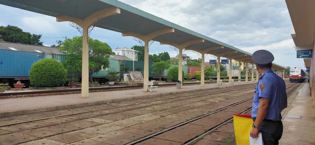 Nhớ ơi, tàu chợ miền Trung…