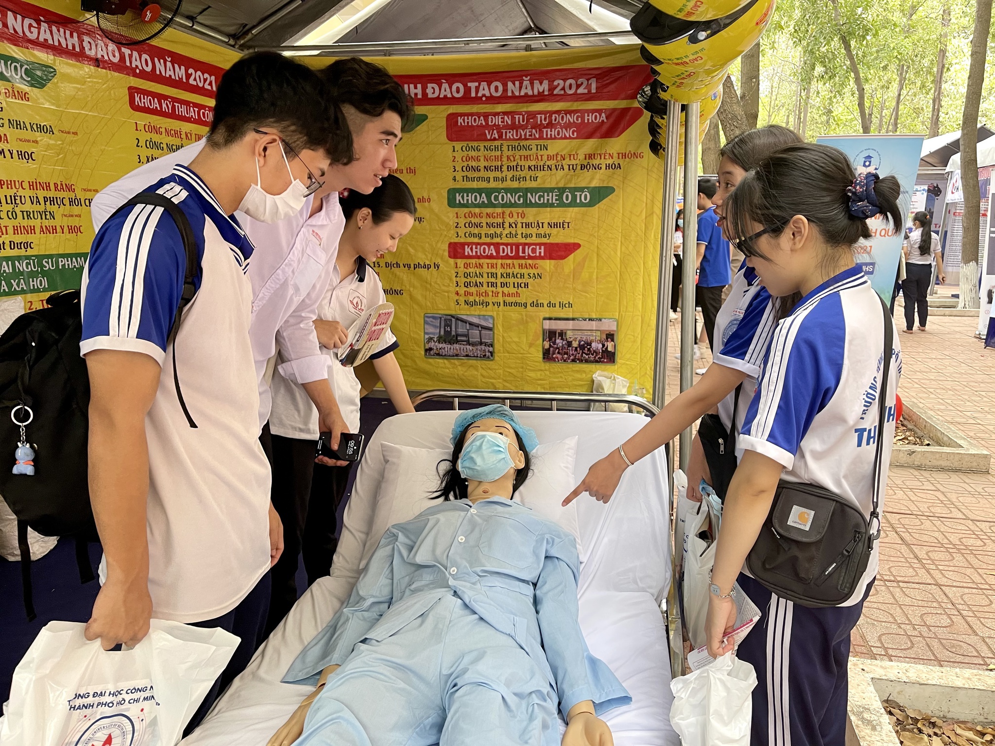 Nhu cầu nhân lực ngành y trong bối cảnh dịch kéo dài, sẽ ra sao? - ảnh 2