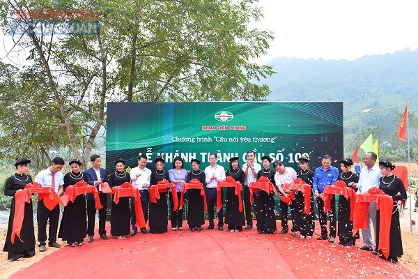 Lãnh đạo Công ty CP Nhựa Thiếu niên Tiền Phong và lãnh đạo địa phương cắt băng khánh thành cầu nối yêu thương số 100 Lãnh đạo Công ty CP Nhựa Thiếu niên Tiền Phong và lãnh đạo địa phương cắt băng khánh thành cầu nối yêu thương số 100