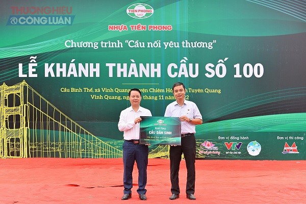 Ông Trần Ngọc Bảo - Phó TGĐ Công ty CP Nhựa Thiếu niên Tiền Phong (bên phải) trao tặng cầu cho bà con nhân dân xã Vinh Quang, huyện Chiêm Hoá, tỉnh Tuyên Quang Ông Trần Ngọc Bảo - Phó TGĐ Công ty CP Nhựa Thiếu niên Tiền Phong (bên phải) trao tặng cầu cho bà con nhân dân xã Vinh Quang, huyện Chiêm Hoá, tỉnh Tuyên Quang