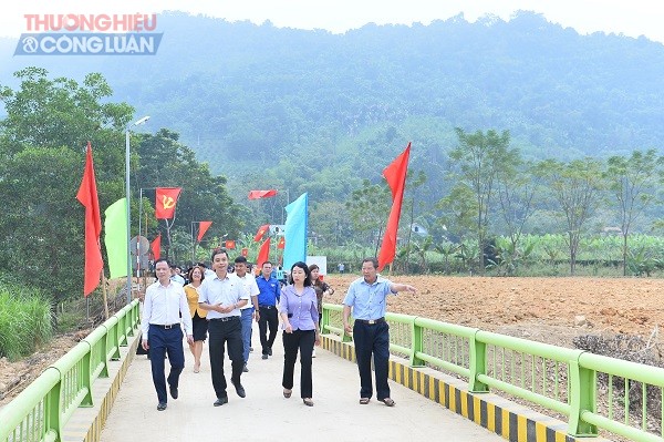 Ông Trần Ngọc Bảo - Phó TGĐ Công ty CP Nhựa Thiếu niên Tiền Phong (bên phải) trao tặng cầu cho bà con nhân dân xã Vinh Quang, huyện Chiêm Hoá, tỉnh Tuyên Quang Ông Trần Ngọc Bảo - Phó TGĐ Công ty CP Nhựa Thiếu niên Tiền Phong (bên phải) trao tặng cầu cho bà con nhân dân xã Vinh Quang, huyện Chiêm Hoá, tỉnh Tuyên Quang