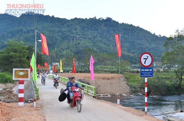 Các đại biểu tham dự Lễ khánh thành cầu nối yêu thương số 100 đi thăm quan cây cầu mới Các đại biểu tham dự Lễ khánh thành cầu nối yêu thương số 100 đi thăm quan cây cầu mới
