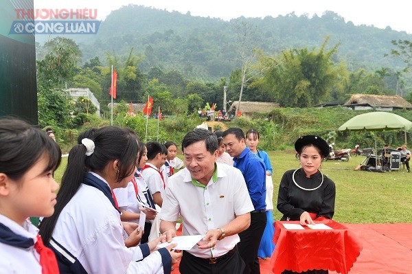 Lãnh đạo công ty trao quà cho học sinh, thầy cô giáo và các gia đình có công với cách mạng, gia đình có hoàn cảnh khó khăn