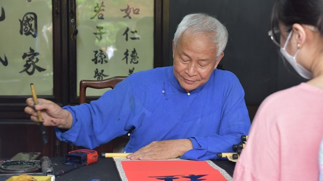 Những ông đồ ở Văn Miếu 'ê tay' cho chữ sĩ tử chuẩn bị thi vào lớp 10