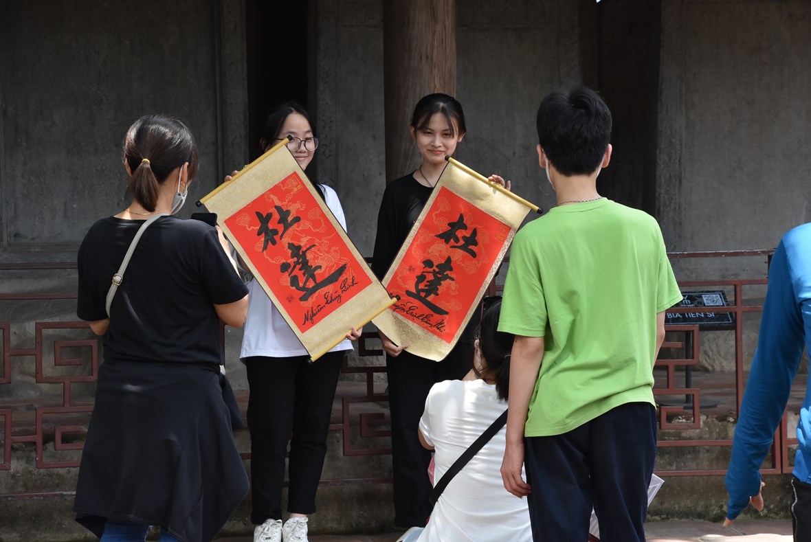 nhung-244ng-do-o-van-mieu-39234-tay39-cho-chu-si-tu-chuan-bi-thi-v224o-lop-10_8.jpg nhung-244ng-do-o-van-mieu-39234-tay39-cho-chu-si-tu-chuan-bi-thi-v224o-lop-10_8.jpg