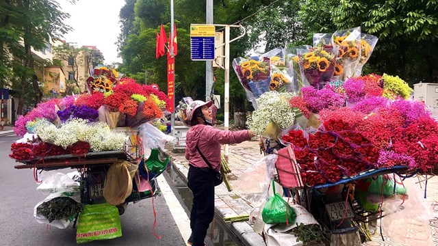 Những 'bóng hồng' mưu sinh cùng gánh hoa tươi trong ngày 20-10