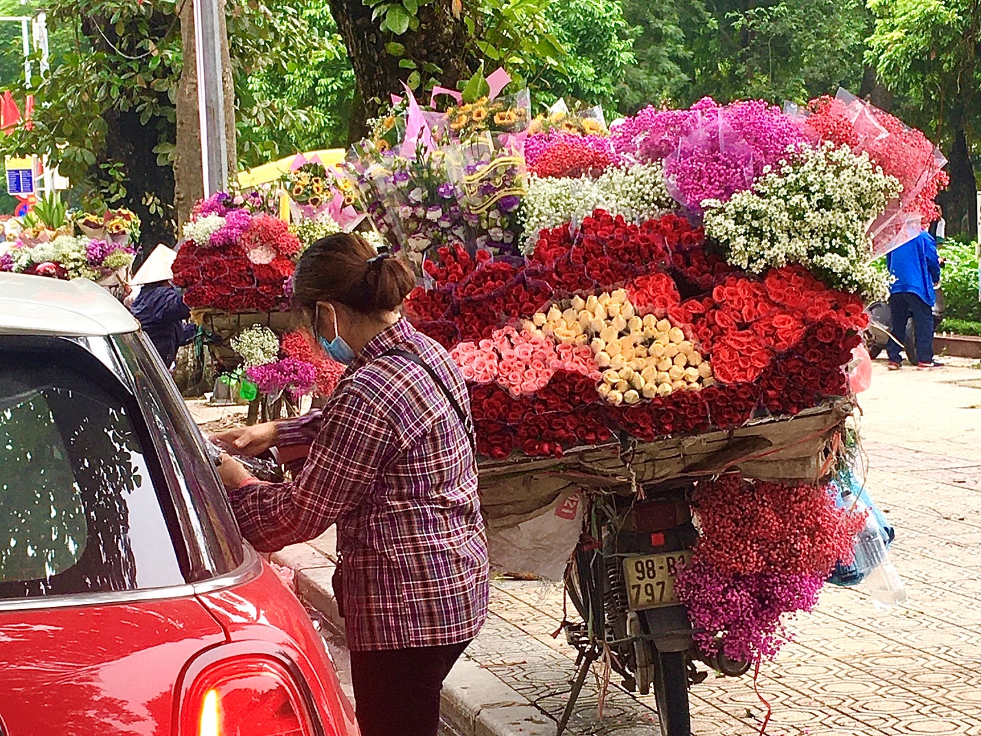 nhung-39b243ng-hong39-muu-sinh-c249ng-g225nh-hoa-tuoi-trong-ng224y-20-10_4.jpg