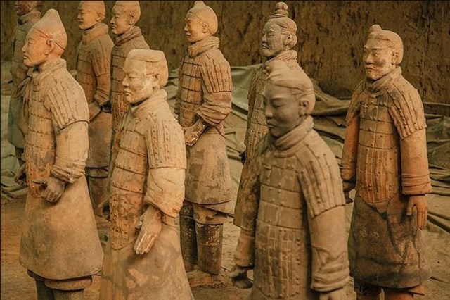 nhung-b237-mat-ve-doi-qu226n-dat-nung-trong-lang-mo-tan-thuy-ho224ng_3.jpg nhung-b237-mat-ve-doi-qu226n-dat-nung-trong-lang-mo-tan-thuy-ho224ng_3.jpg