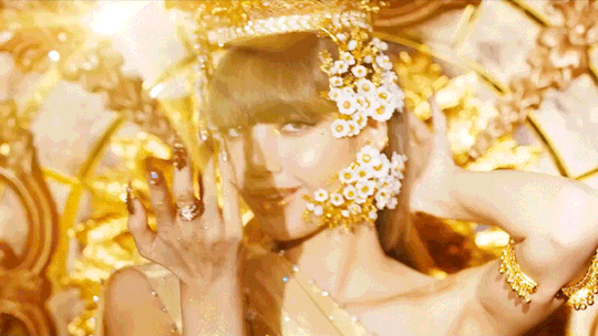 Những chi tiết thú vị và đắt giá trong MV LALISA của Lisa - Blackpink