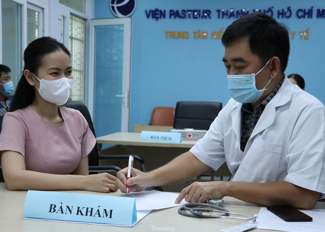 Những phóng viên đầu tiên ở TPHCM được trang bị áo giáp chống COVID-19 - Ảnh 3.