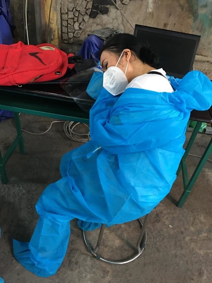 Nữ ca sĩ gục người vì mệt. Ảnh: NSCC.