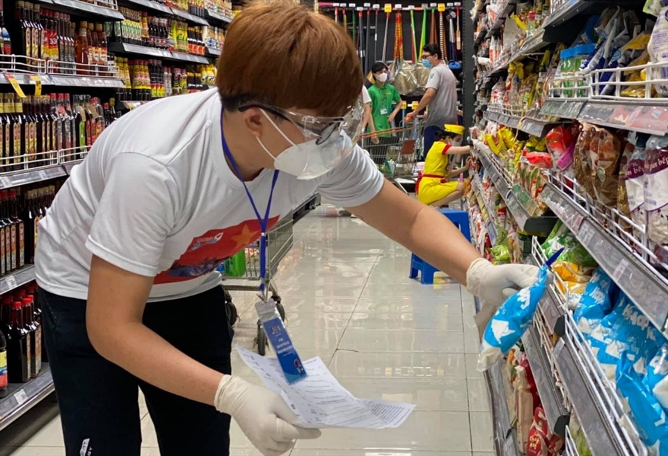 Nghệ sĩ đi chợ. . Ảnh: NSCC.