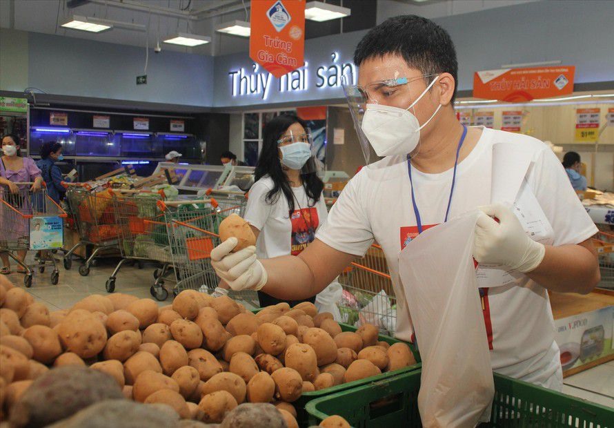 Nghệ sĩ đi chợ. . Ảnh: NSCC.