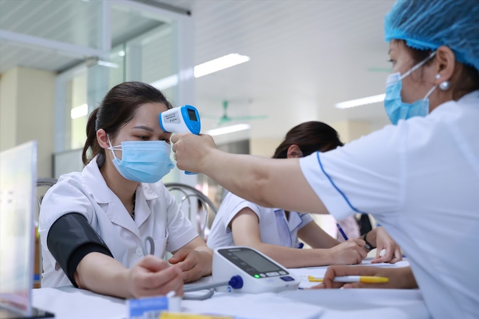 [Nóng] Bộ Y tế quyết định người tiêm vaccine COVID-19 không cần đo huyết áp