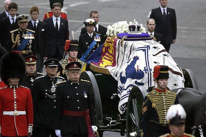 Nữ hoàng Elizabeth II tưởng nhớ 19 năm ngày mất của mẹ - ảnh 3