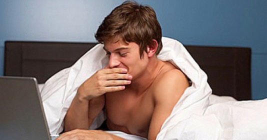 Nửa đêm thức giấc, vợ thấy chồng đang “chat sex” say sưa 