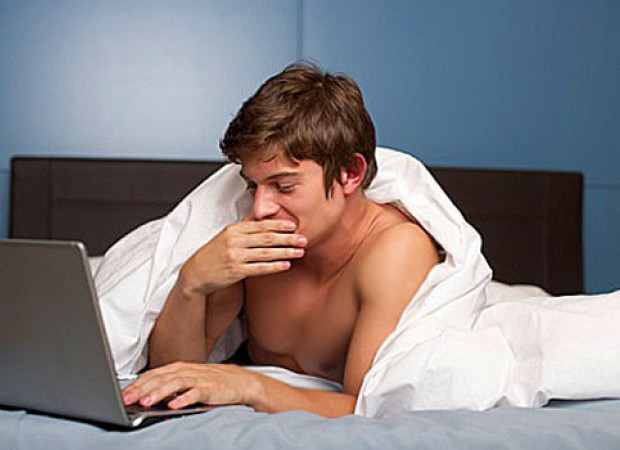 Chồng vô tâm, thản nhiên “tán gái” trước mắt mẹ và em vợ.